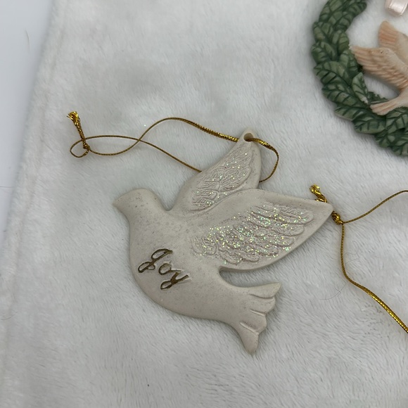 Christmas Ornaments Lot of (4) Resin 3- Doves & 1- Wreath with Doves & Roses - Picture 3 of 7